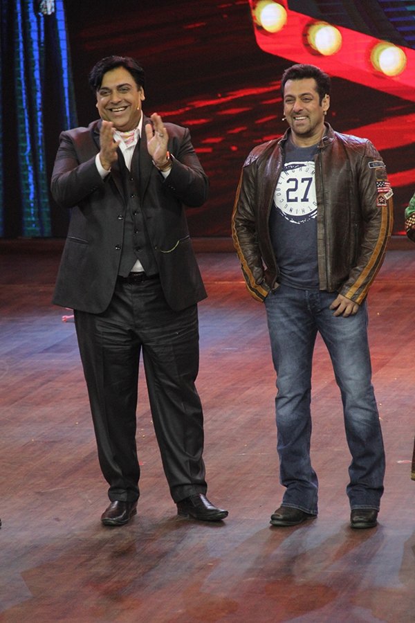 ram kapoor and salman khan cheering for the performances