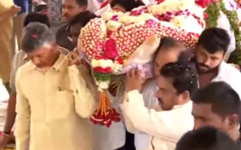 Ramoji Rao Passes Away At 87! TDP Chief N Chandrababu Naidu Attends Last Rites; Fans Offer Condolences As Videos Surfaces On The Internet