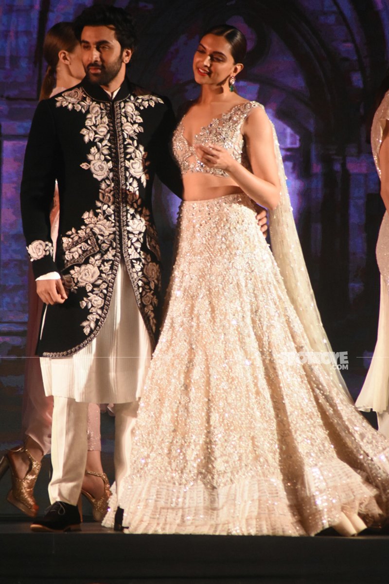 ranbir kapoor and deepika padukone walk the ramp