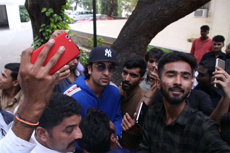 ranbir kapoor celebrates his birthday with fans