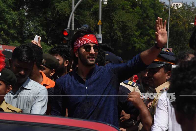 ranbir kapoor waves out to the crowd during ganpati visarjan