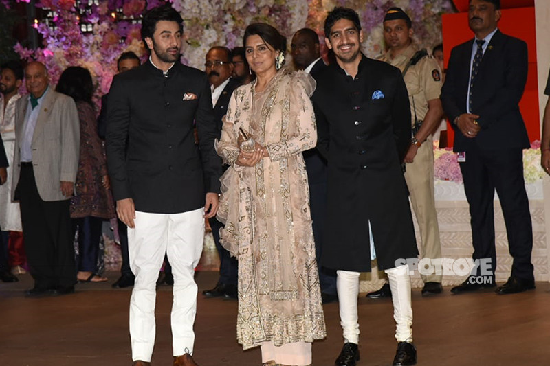 ranbir kapoor with neetu kapoor and ayaan mukherji