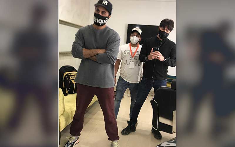 Ranbir Kapoor Resumes Work Amid Lockdown; Actor Masks-Up As He Poses For A Selfie With His Team