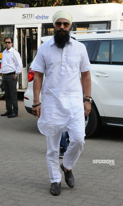 randeep hooda at vinod khannas funeral