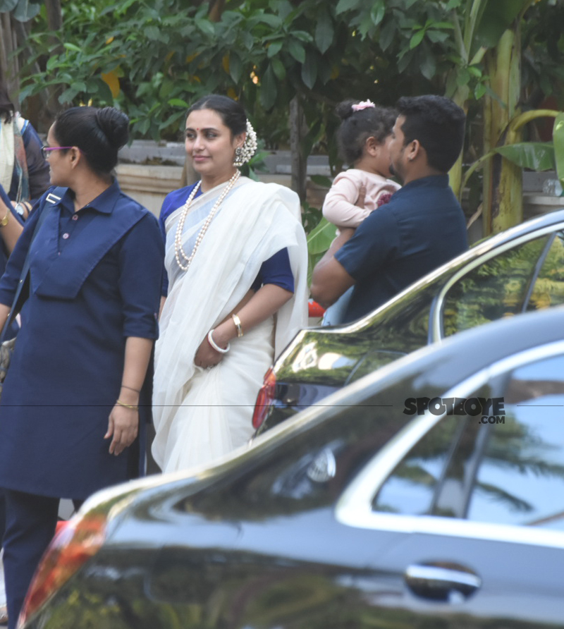 rani mukerji at her fathers prayer meet