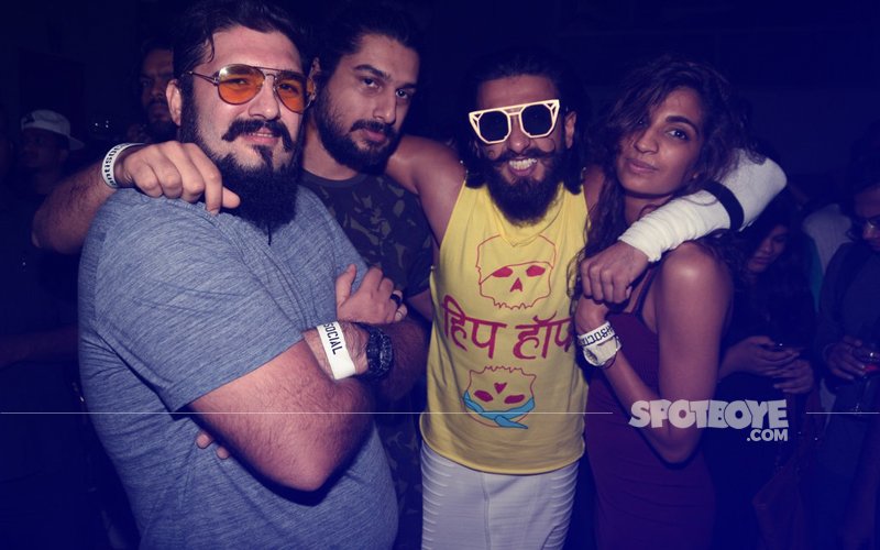 PICS: Ranveer Singh Surprises Fans As He Visits A Lounge In The City