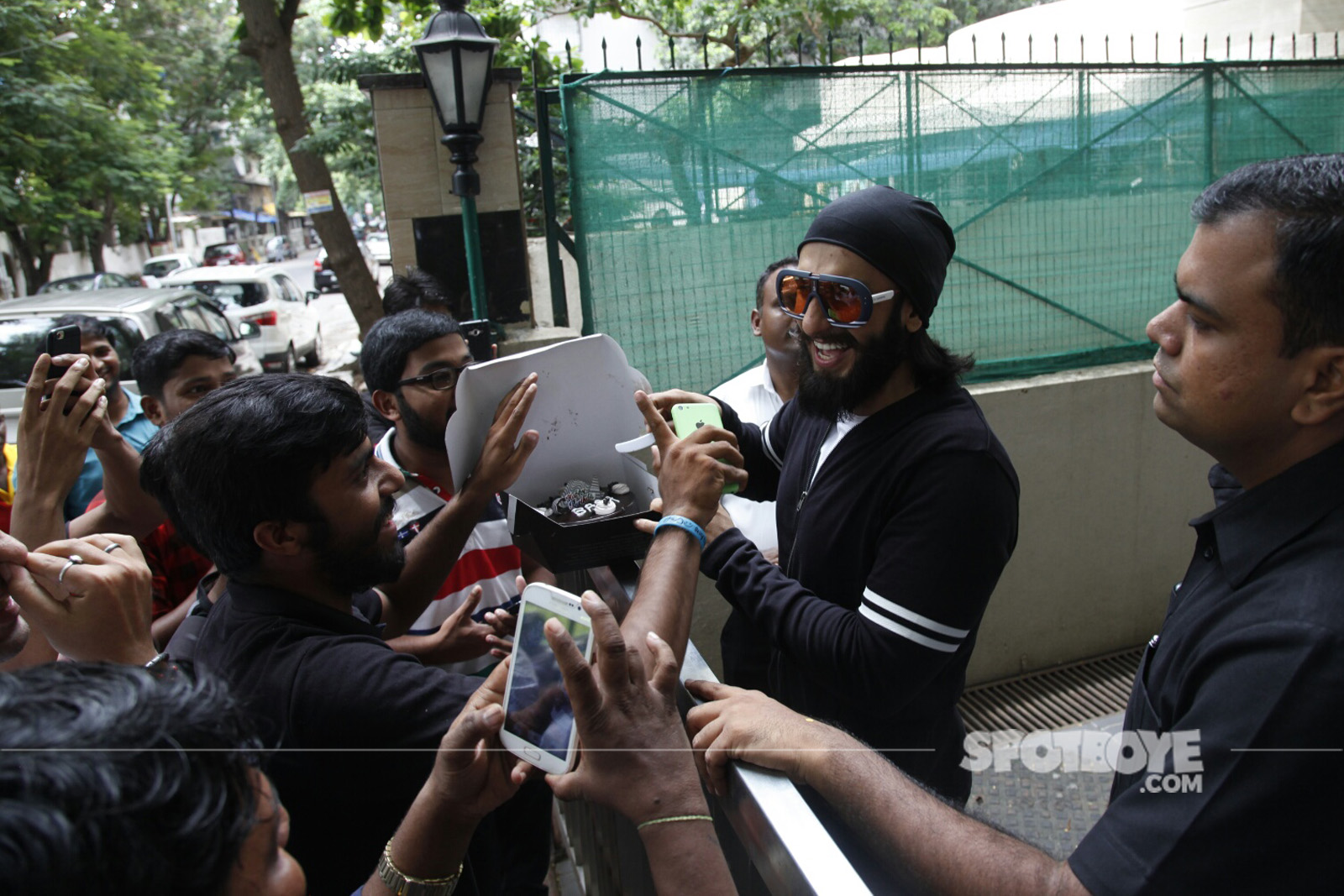 ranveer singh cuts his birthday cake with his fans