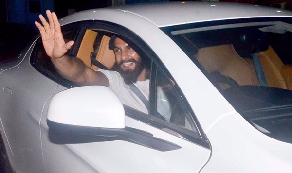 ranveer singh waving