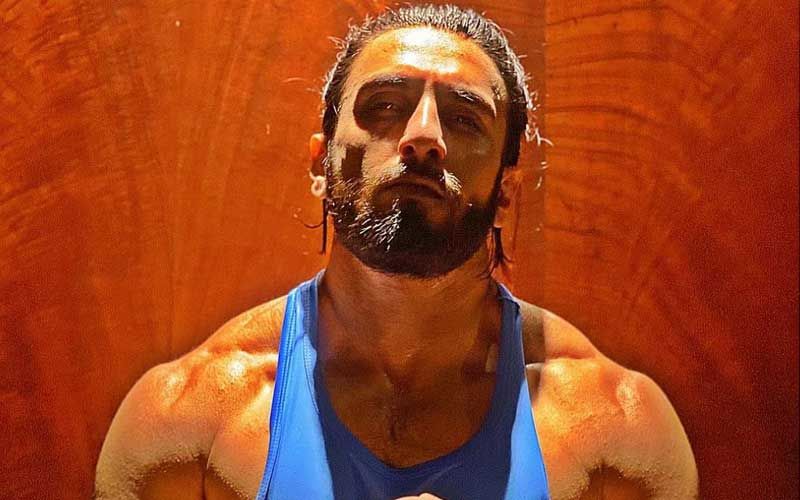 Beefed-Up Ranveer Singh Steps Out In Black Ganji And Blue Shorts Flaunting His Astoundingly Toned Muscles; Oh My My