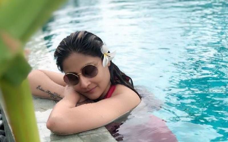 TV's Original 'Komolika' Urvashi Dholakia's Recent Pool Pictures In Swimsuit Will Leave You Convinced That Age Is Just A Number
