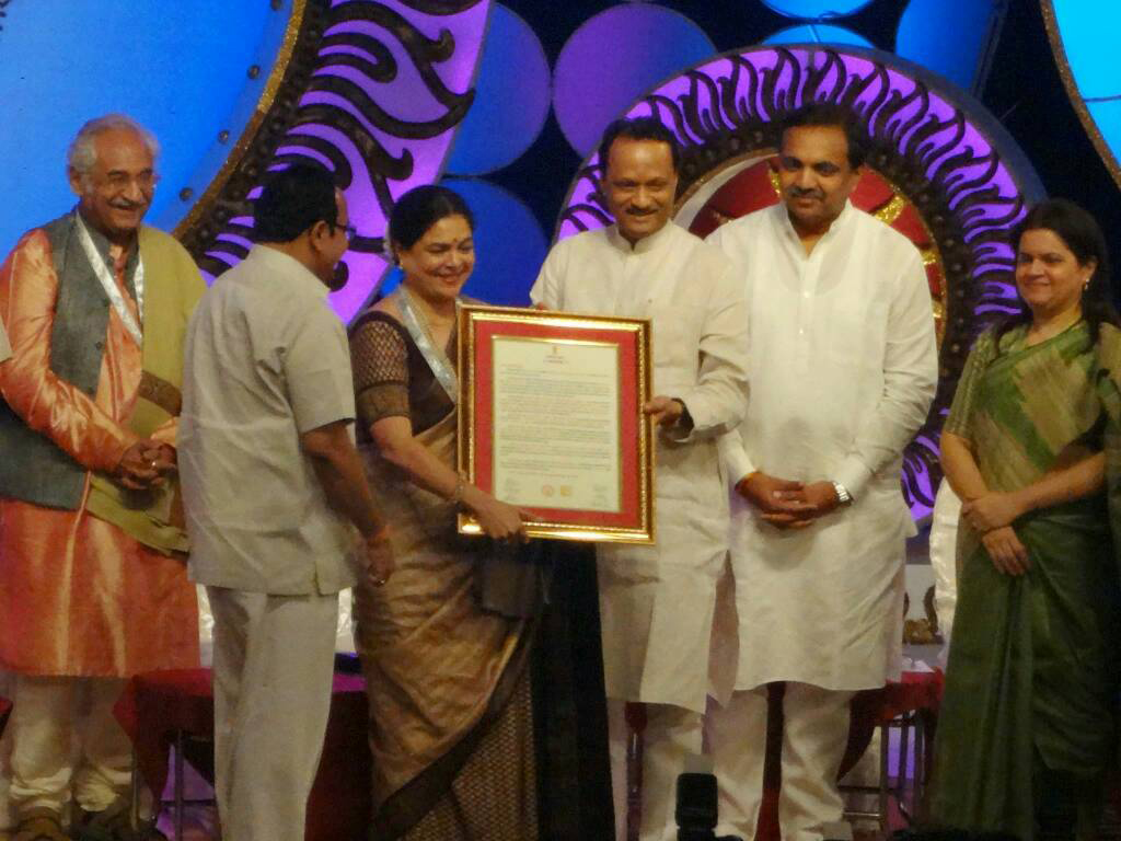reema lagoo being awarded marathi insdustry