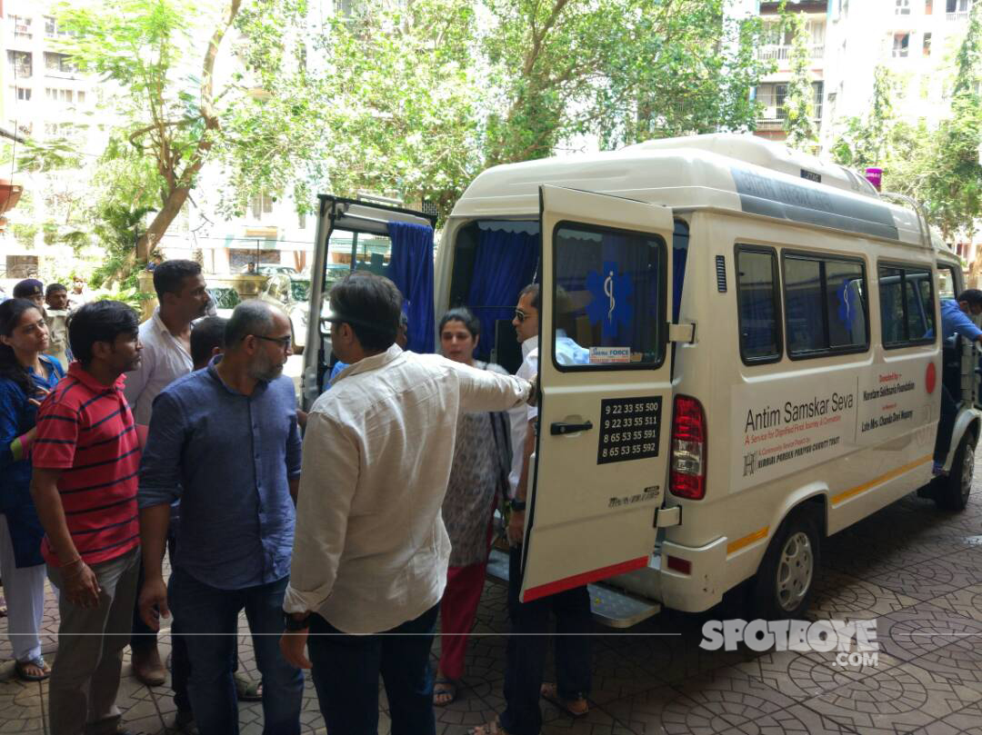 reema lagoo relatives outside ambulance