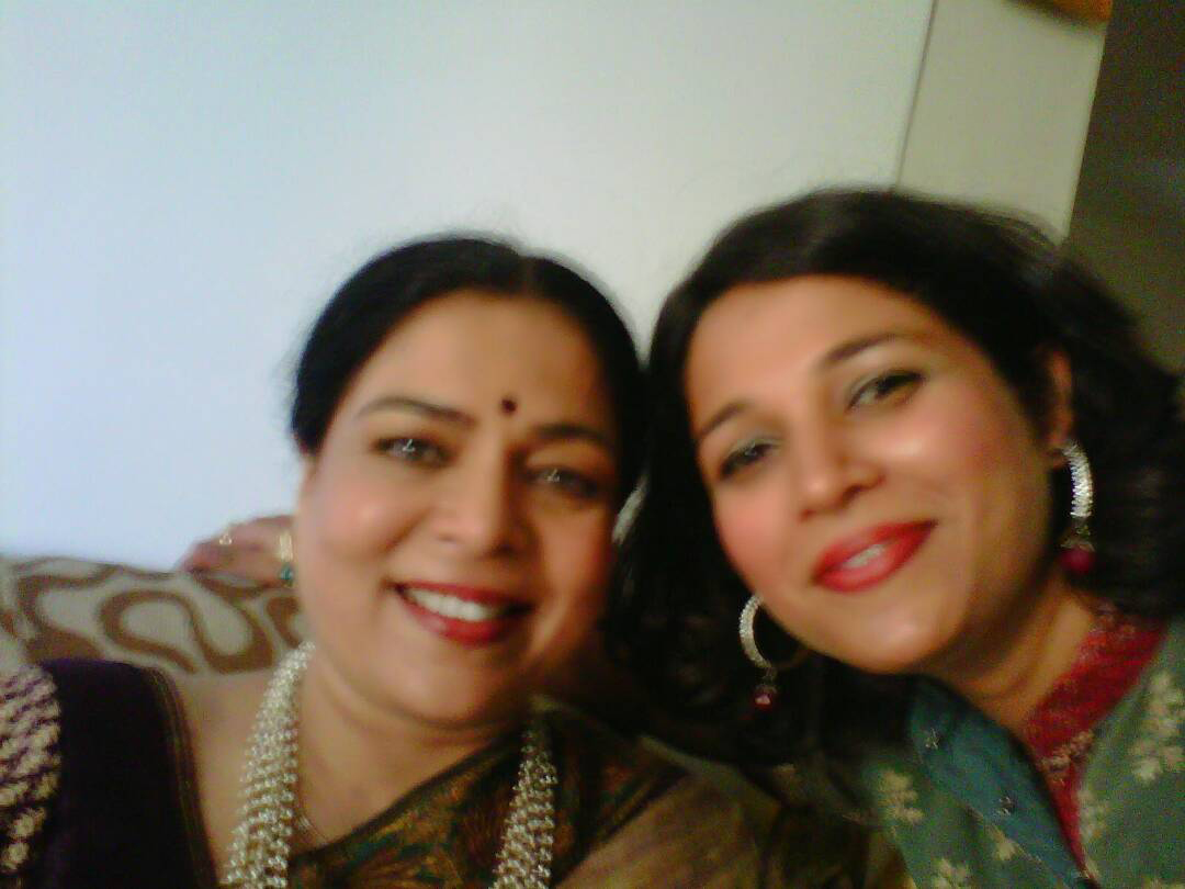 reema lagoo with daughter mrunmayee