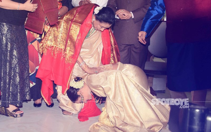 rekha touches asha bhosles feet