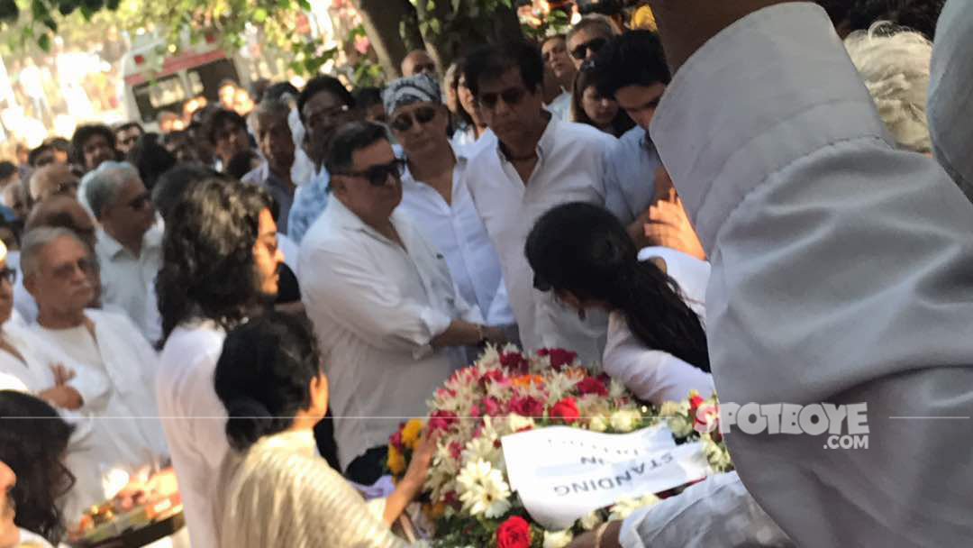 rishi kapoor at vinod khannas funeral