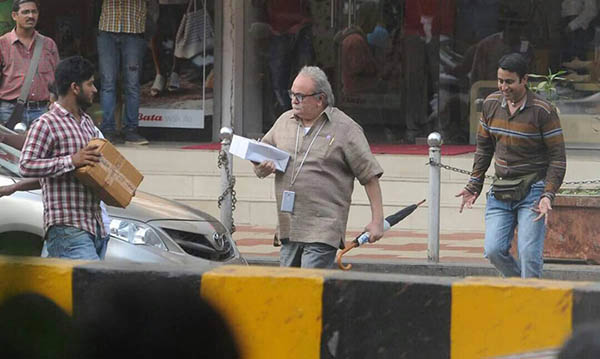 rishi kapoor goes unrecognised in mumbai while in his 102 not out avatar