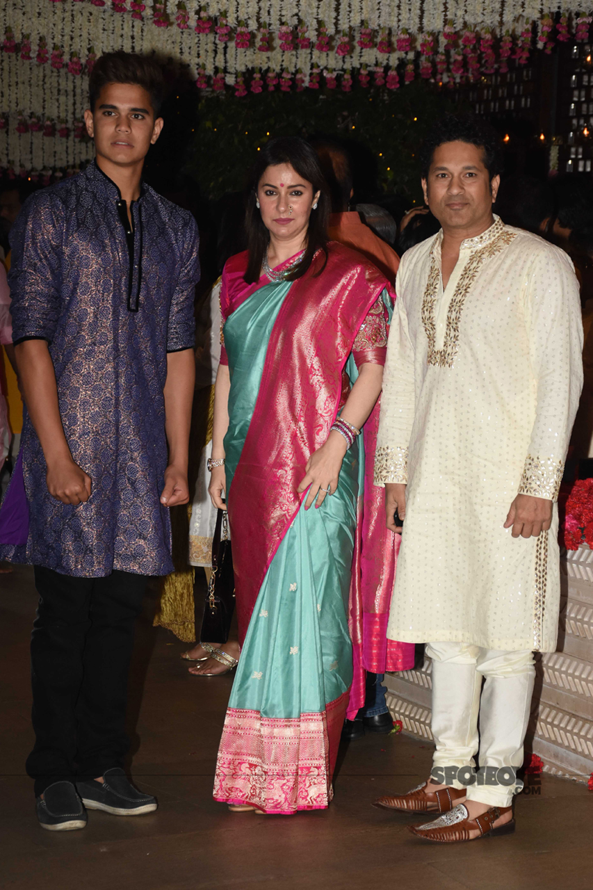 sachin tendulkar with wife anjali and son