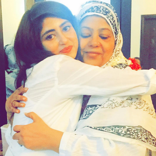 sajal ali with her mother