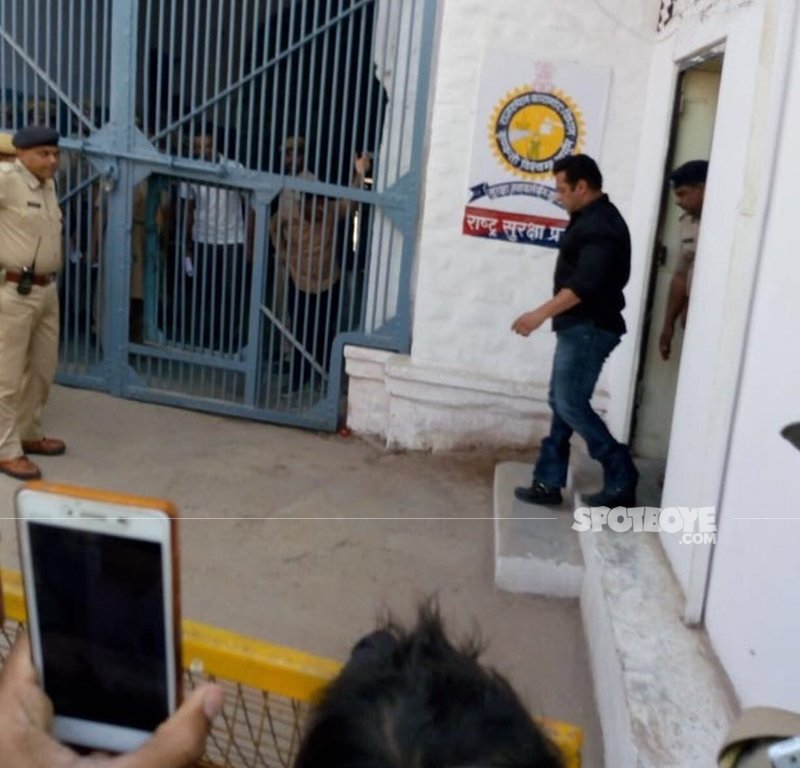 salman khan entering the jail