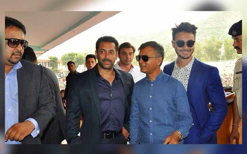 Salman's Presence Creates Mass Hysteria In Mandi