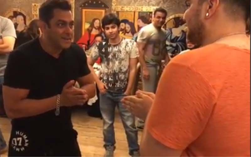 Salman Khan Plays Hot Hands With Nephews Arhaan and Nirvaan. Watch Video To See Who Wins!