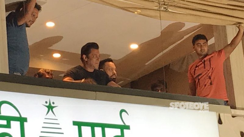 salman khan acknowledges his fans