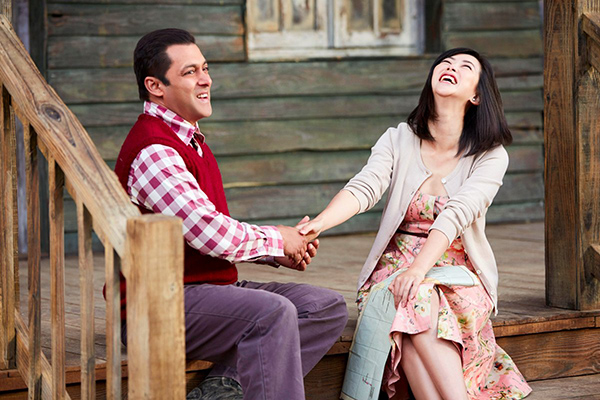 salman khan and zhu zhu in a still from tubelight