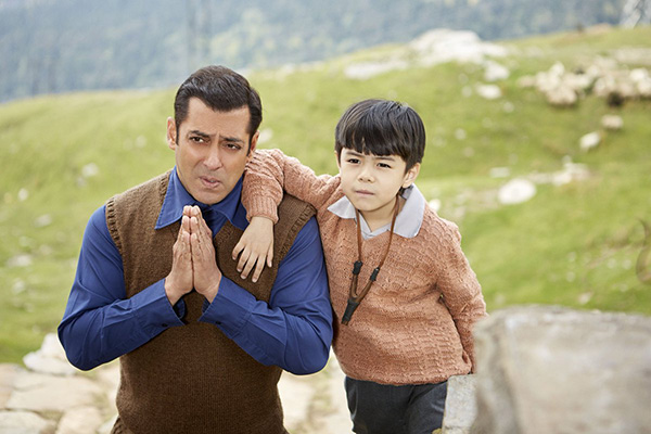 salman khan and matin rey tangu in a still from tubelight