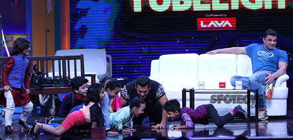 salman khan and sabse bada kalakar kids do some exercise at super nights with tubelight event