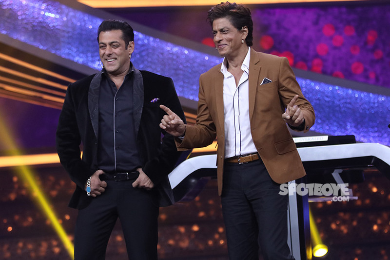 salman khan and shah rukh khan at the finale episode of 10 ka dum