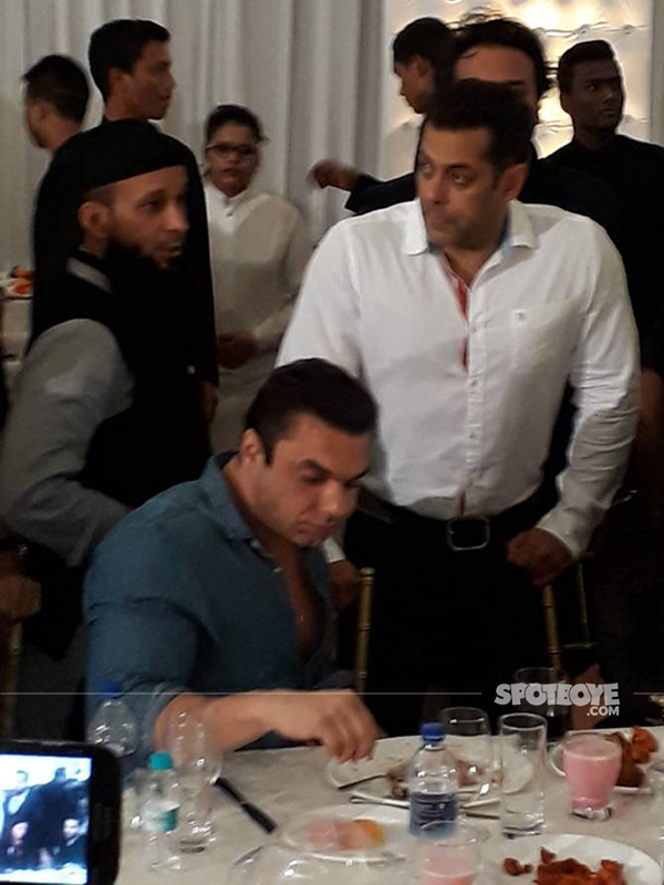 salman khan and sohail khan at baba siddique iftar bash 2017