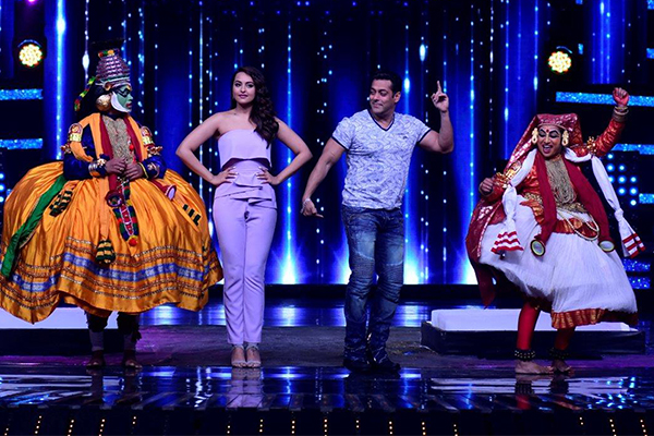 salman khan and sonakshi sinha on the sets of nach baliye 8