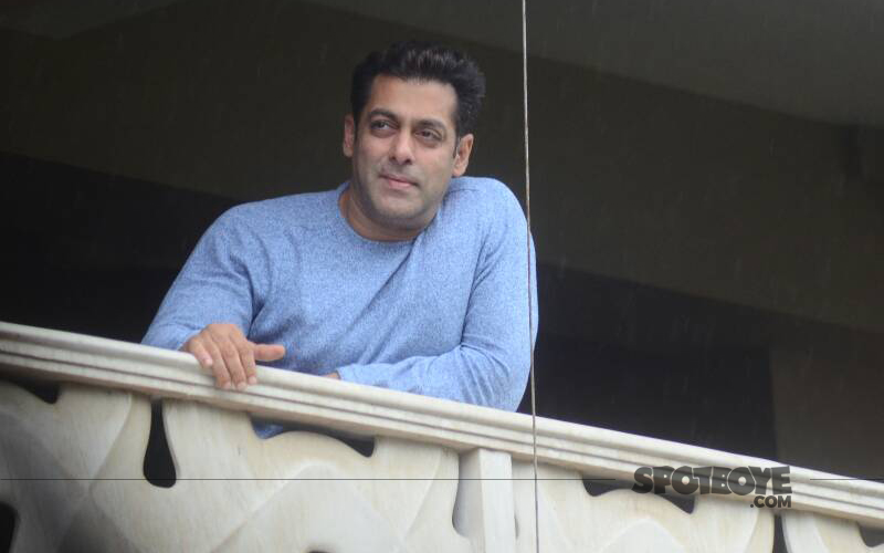 salman khan greets his fans