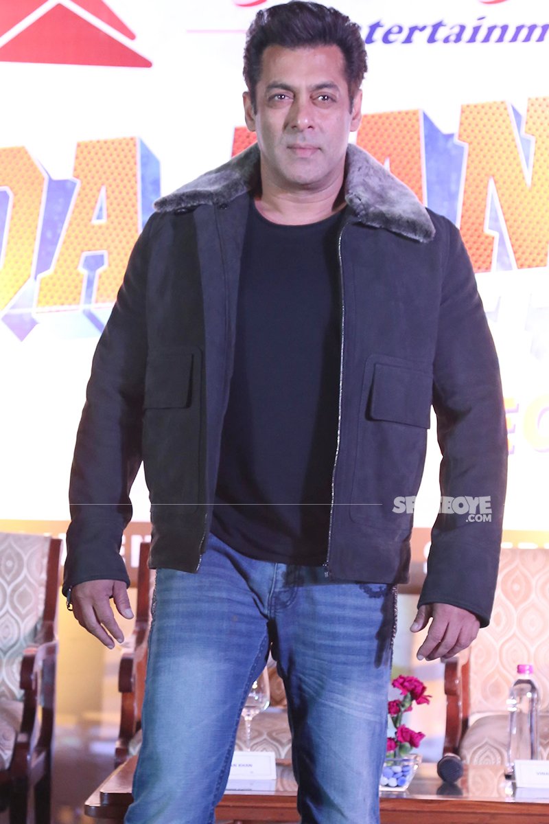 salman khan poses for the shutterbugs