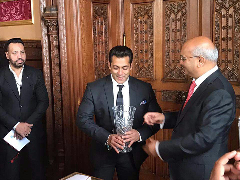 salman khan presented with a global diversity award in london
