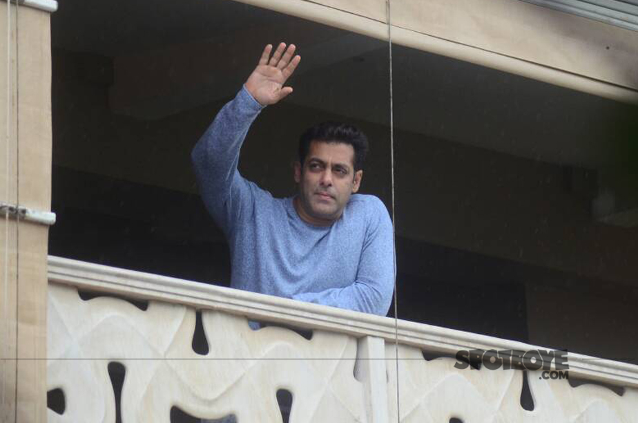 salman khan waves out to his fans