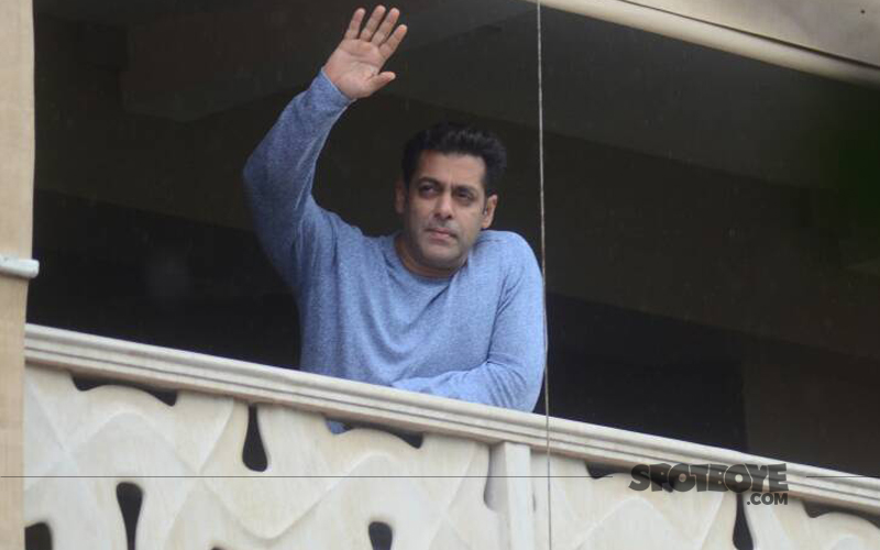 salman khan waving to his fans on eid