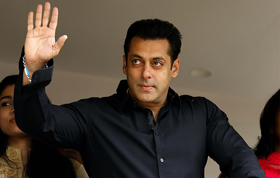 salman khan waving to his fans