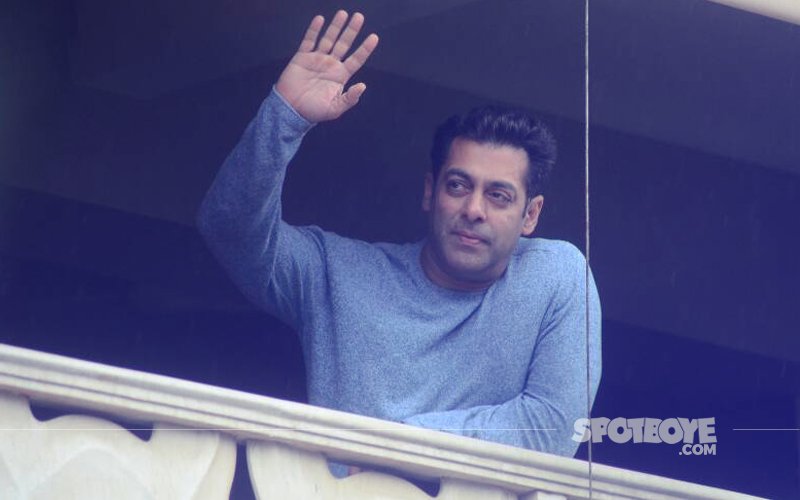 IN PICTURES: Salman Khan Says Eid Mubarak To His Fans