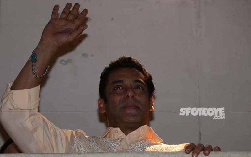 Salman Khan Wishes Eid Mubarak To His Fans From Balcony - See Pics