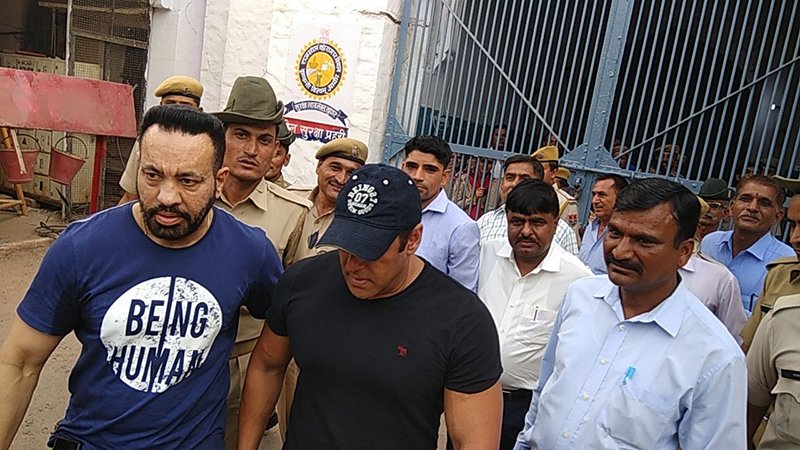 salman khan with his bodygaurd shera