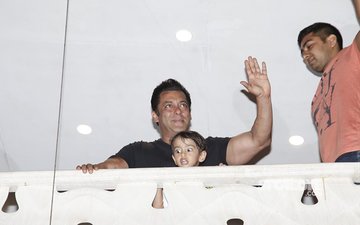 देर रात तक सलमान खान से मिलने पहुंचे बॉलीवुड के कई सितारें, घर वापसी पर दी बधाई