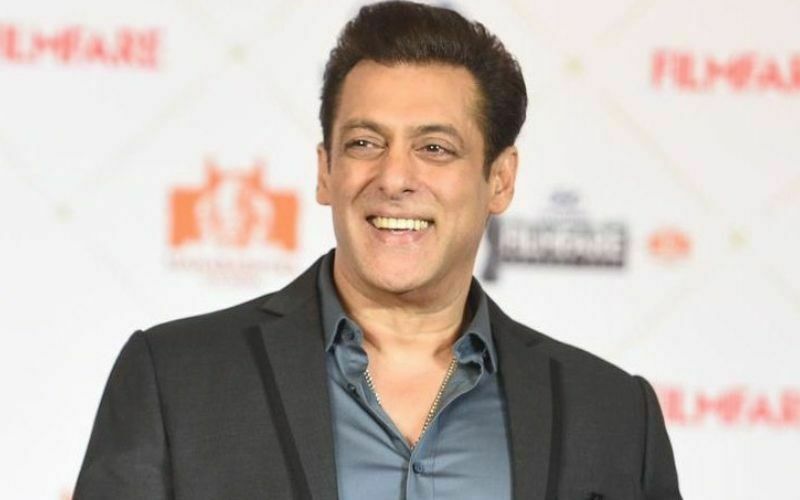 Salman Khan shows off his muscles in new pool pic, fans say 'kya back hai'  | Bollywood - Hindustan Times