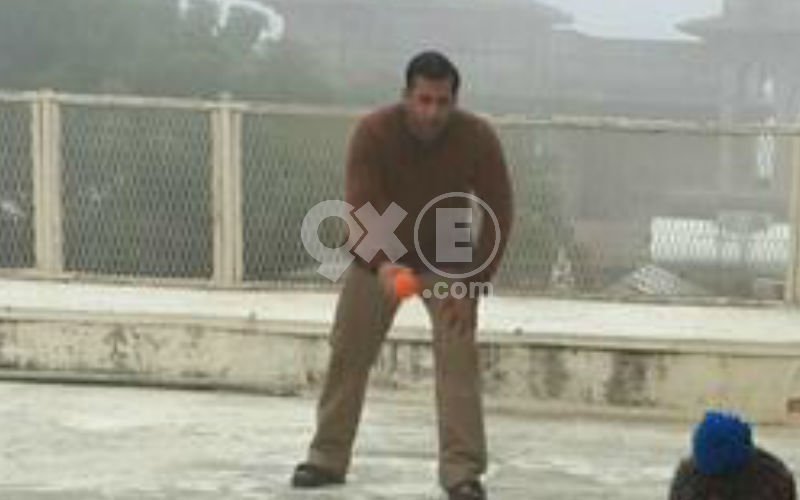 Salman Plays Cricket With Kabir