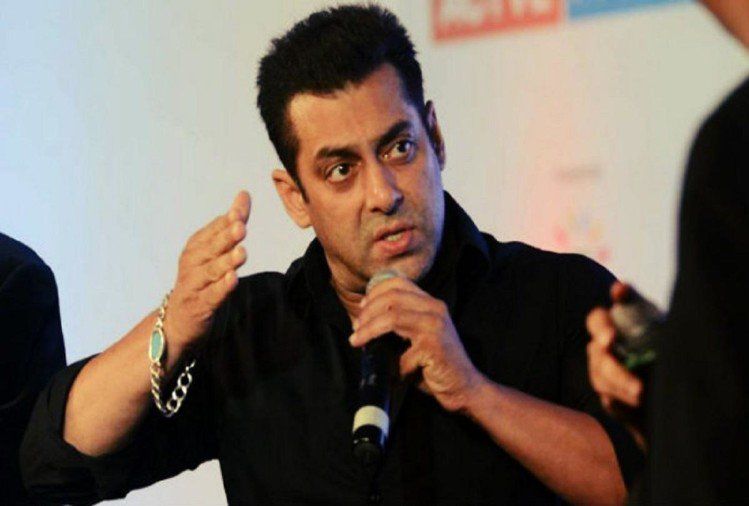 Salman Khan SLAPS His Security Guard For Misbehaving With His Li’l Fan- Mayhem At Bharat Premiere