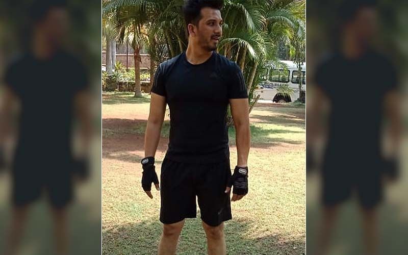 Abhijeet Khandkekar Is Working Out Even When The Gyms Are Closed! What's Your Excuse?