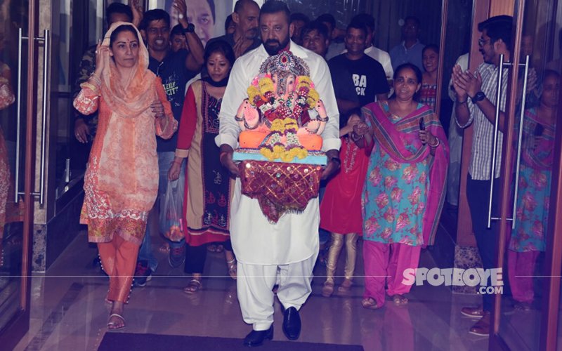 Sanjay Dutt & Maanayata Bid Goodbye To Lord Ganesha