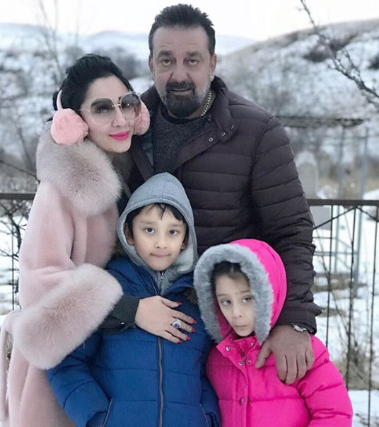 sanjay dutt with family