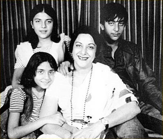 sanjay dutt with mom nargis and sisters priya and namrata