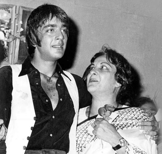 sanjay dutt with mom nargis